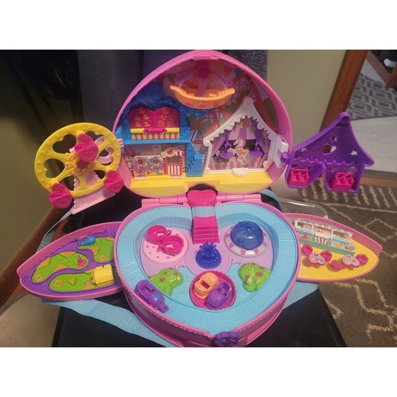 2019 Polly Pocket 2-in-1 Theme Park Crossbody Playset with 4 Dolls/Cars - Picture 2 of 16
